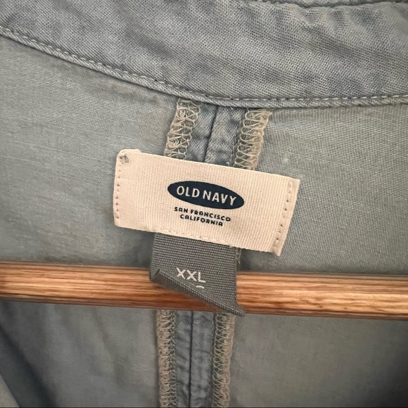 Old Navy - Split Back Button Down - Picture 3 of 9